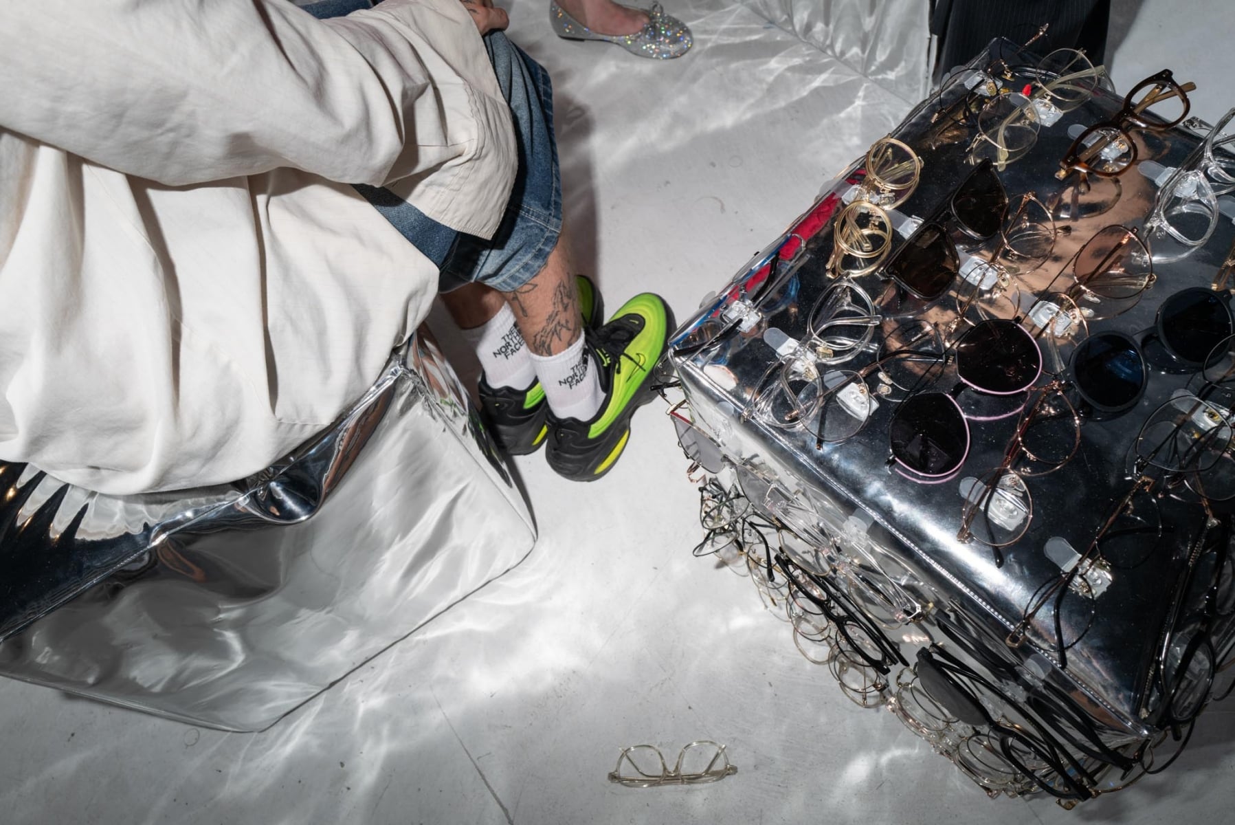 KlassiC. 全新信義旗艦店堪比藝術展!Balenciaga、Gucci 設計團隊 Crosby Studios 操刀,眼鏡藏在牆裡等你發現!