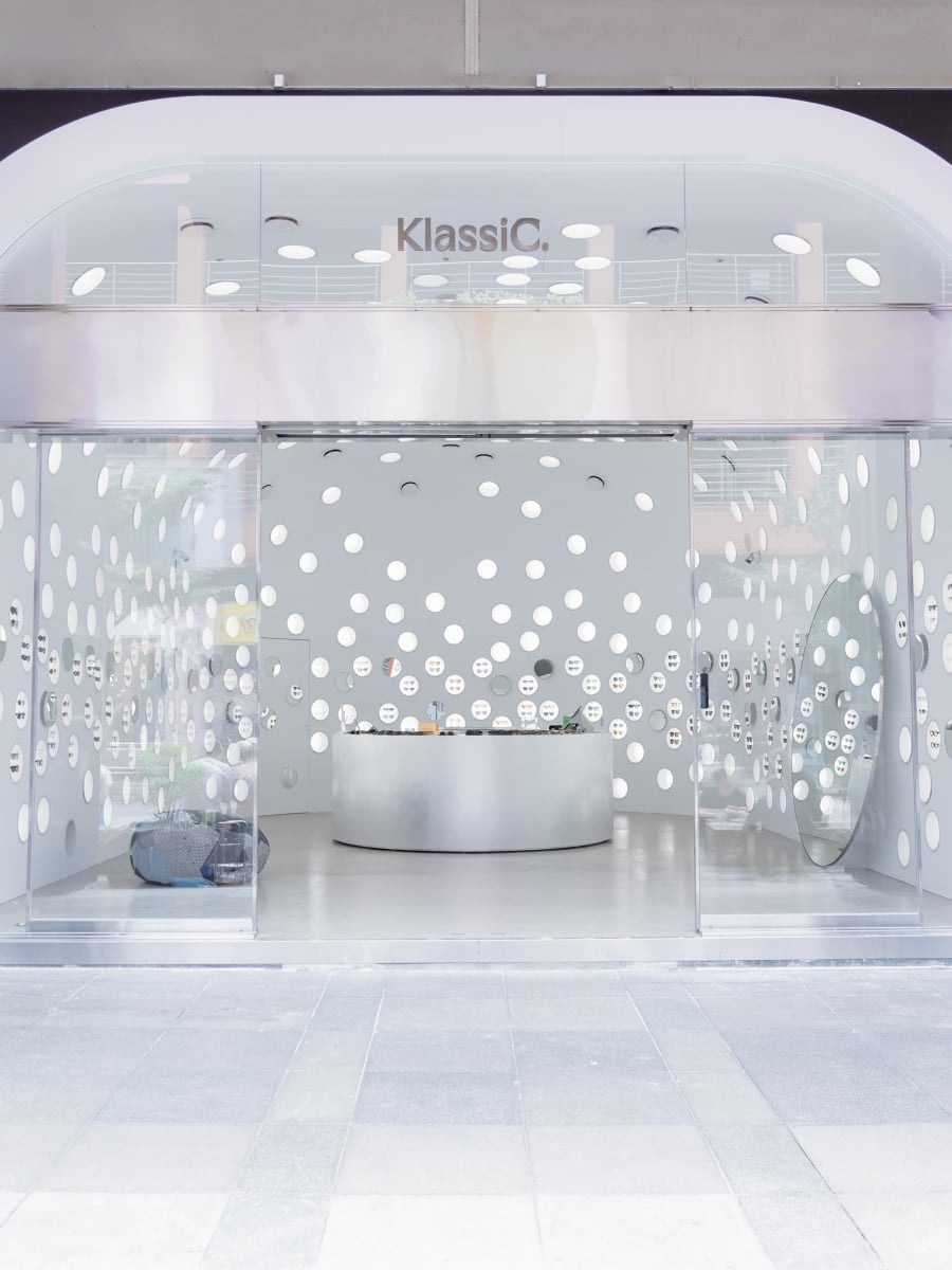 KlassiC. 全新信義旗艦店堪比藝術展!Balenciaga、Gucci 設計團隊 Crosby Studios 操刀,眼鏡藏在牆裡等你發現!