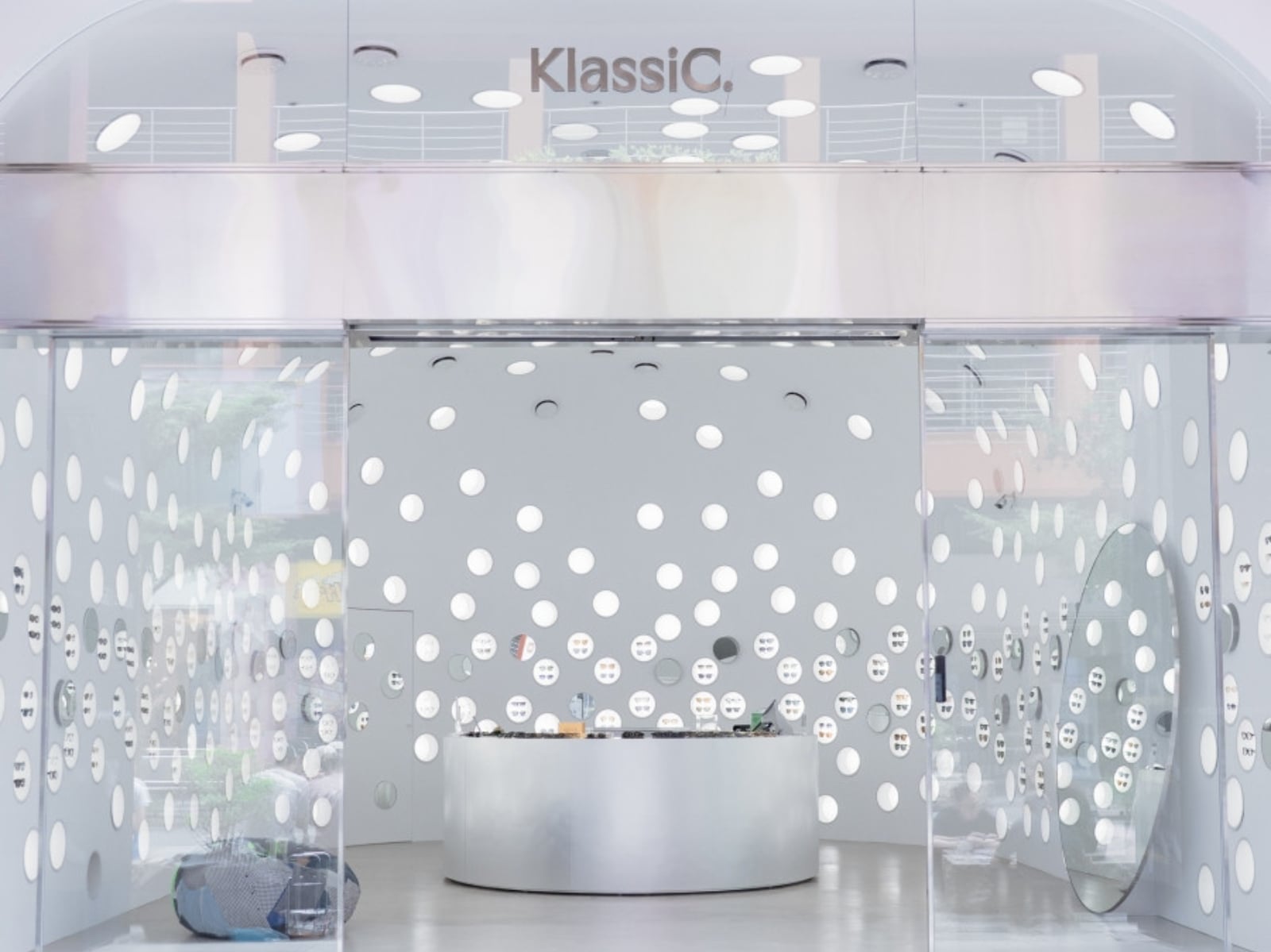 KlassiC. 全新信義旗艦店堪比藝術展！Balenciaga、Gucci 設計團隊 Crosby Studios 操刀，眼鏡藏在牆裡等你發現！