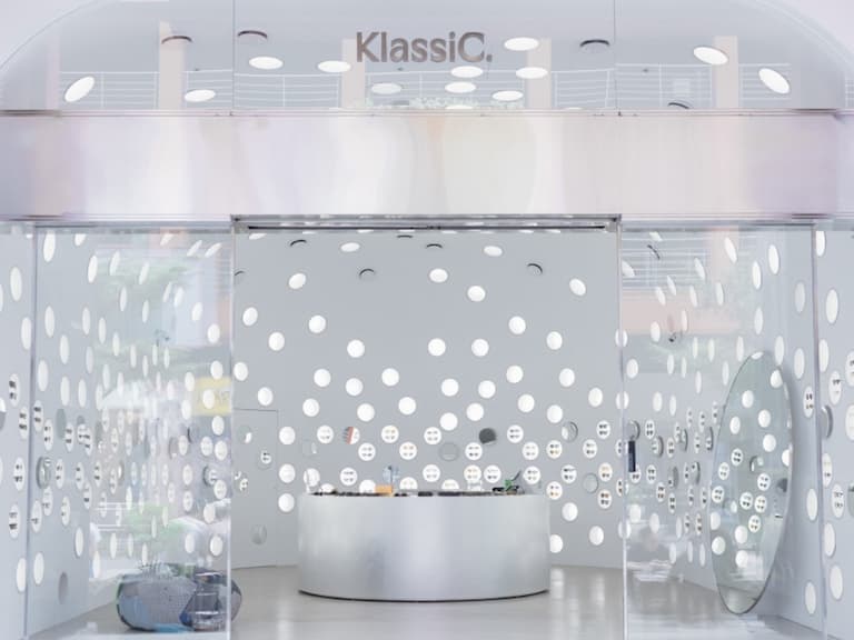 KlassiC. 全新信義旗艦店堪比藝術展！Balenciaga、Gucci 設計團隊 Crosby Studios 操刀，眼鏡藏在牆裡等你發現！