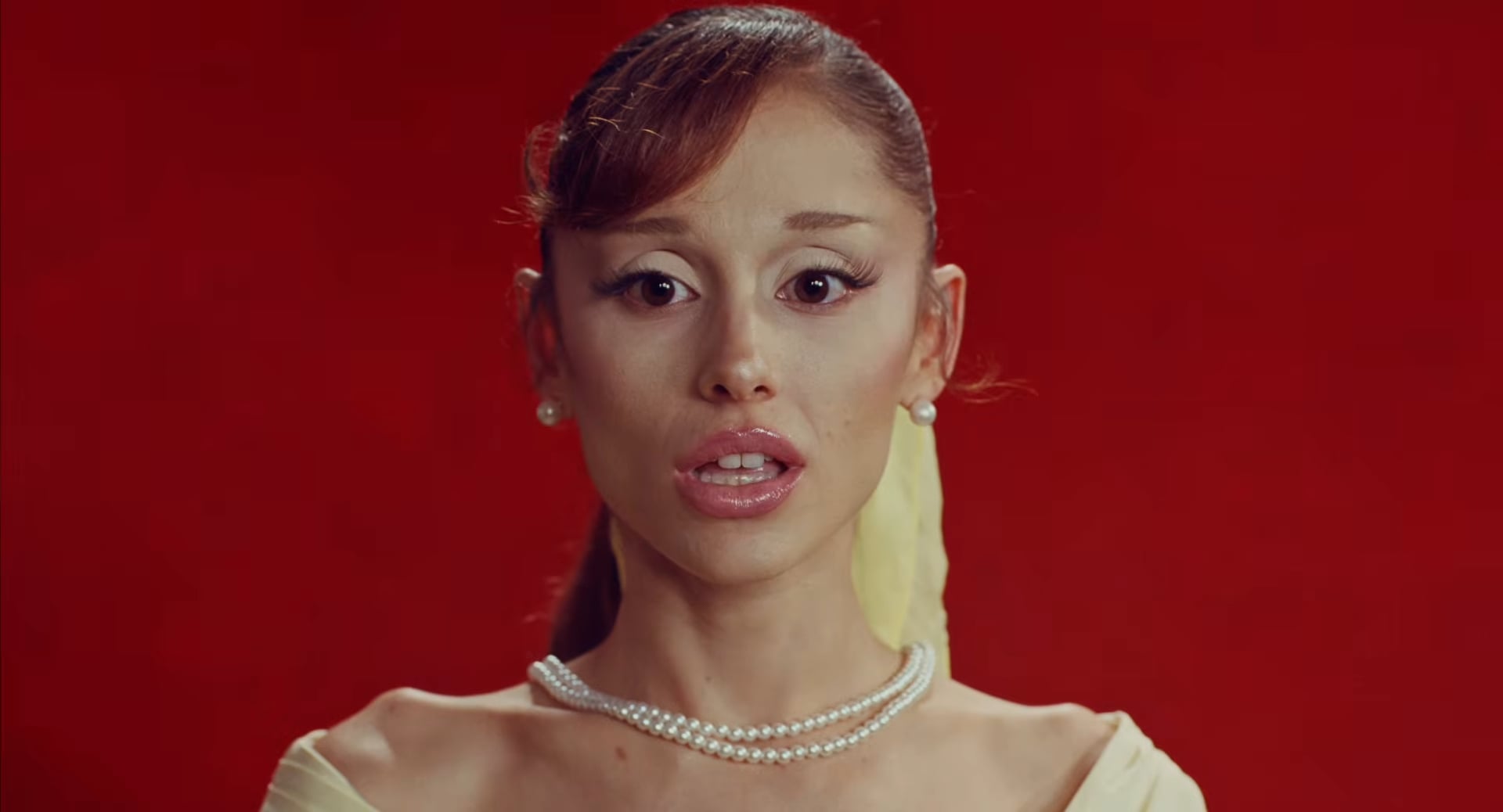亞莉安娜 Ariana Grande《Petal》MV 掀熱議!梅根麥肯恩憂心:「讓我想起艾美懷絲!」