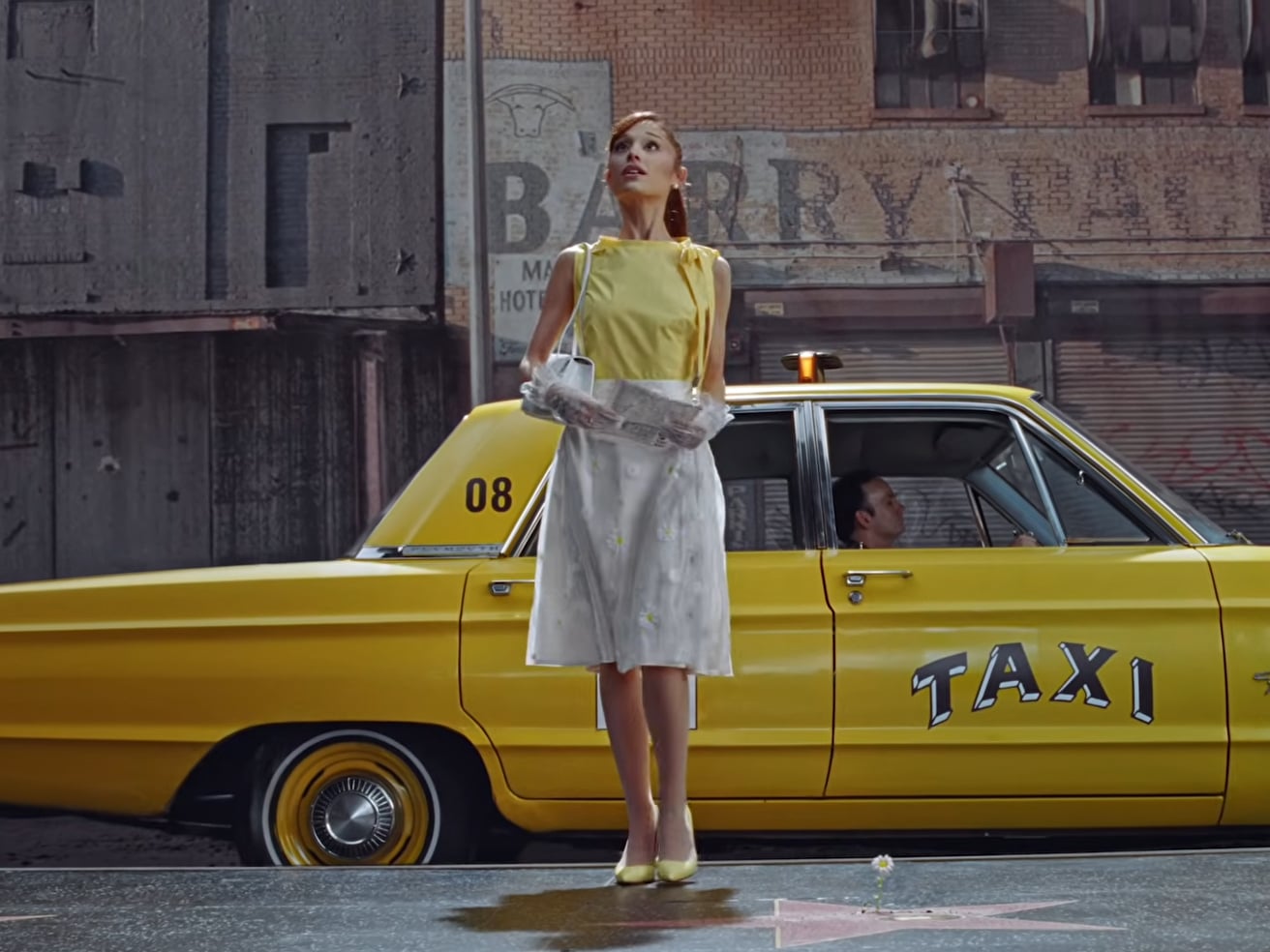 亞莉安娜 Ariana Grande《Petal》MV 掀熱議！梅根麥肯恩憂心：「讓我想起艾美懷絲！」