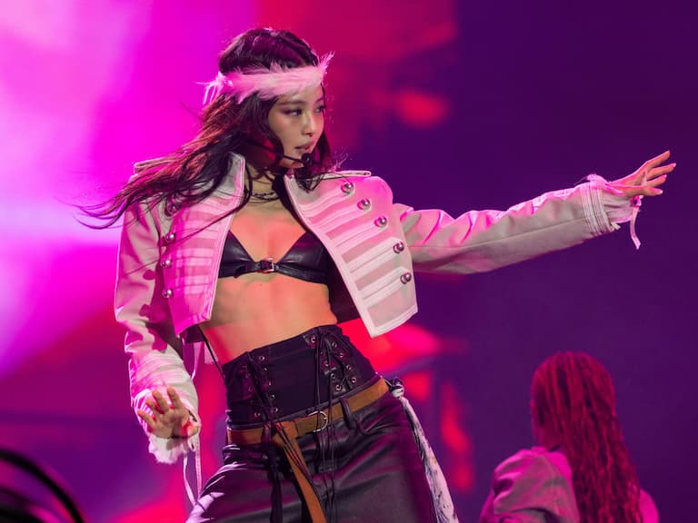 BLACKPINK Jennie 身高 163 登 Lollapalooza 音樂節造型封神！全網跪喊：「此女沒有要讓人活！」