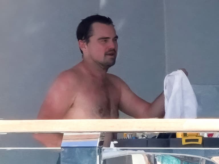 李奧納多 Leonardo DiCaprio 帶超模女友出海！51 歲體態曝光，近況掀討論！