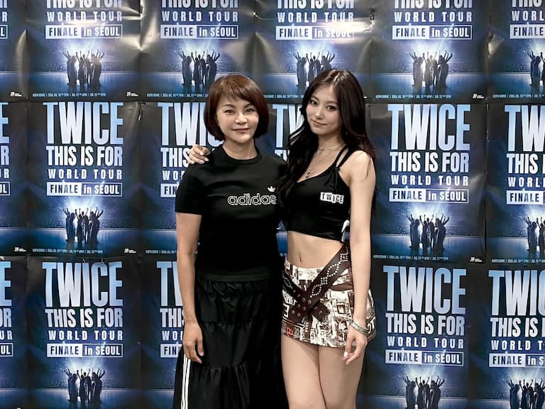 周子瑜不續約 JYP 頻傳!媽媽發文吐心聲:「等了 10 年了!」