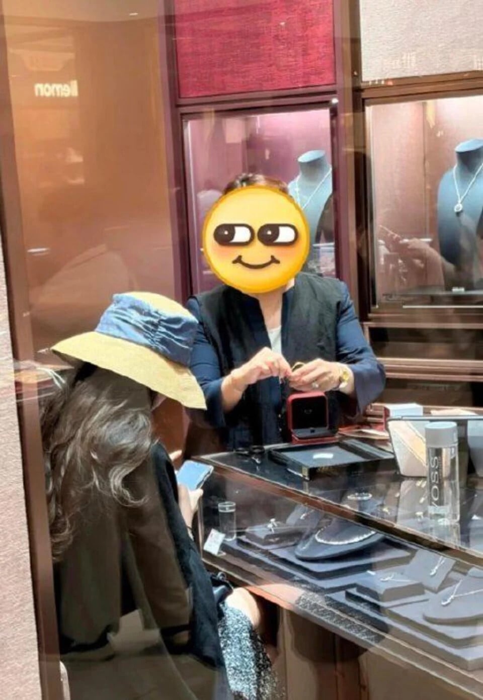 劉亦菲豪送工作室全員黃金!自費買足金吊墜,網喊:「神仙老闆!」