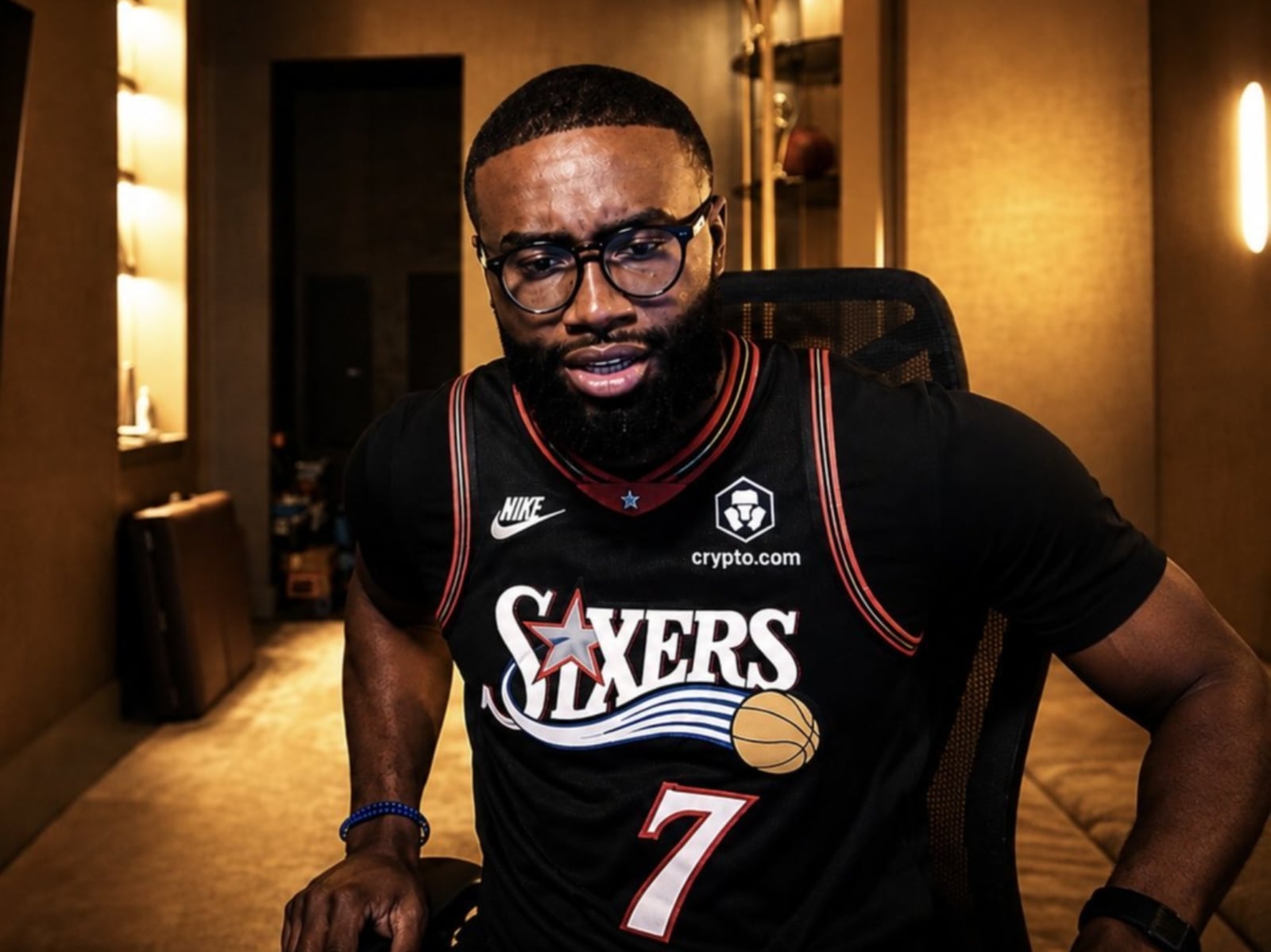 杰倫布朗 Jaylen Brown 跳傘曬出微禿頭？直播求詹皇 LeBron James 救髮際線！