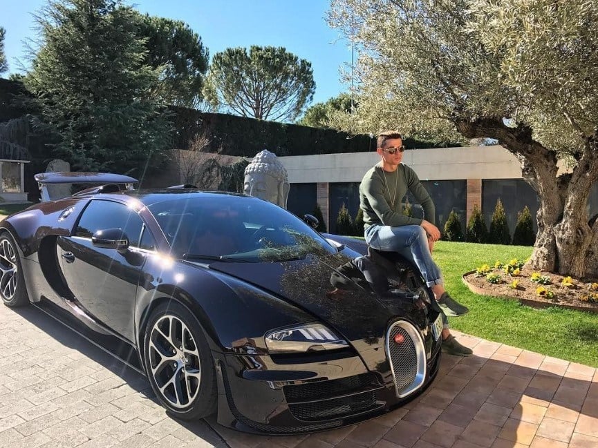 C羅突曬「夢幻車庫收藏」引全球網友朝聖!Bugatti、Ferrari⋯總價破億根本男人天堂!
