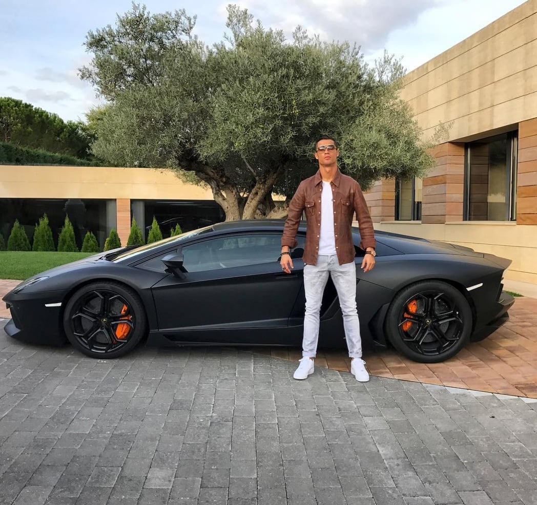 C羅突曬「夢幻車庫收藏」引全球網友朝聖!Bugatti、Ferrari⋯總價破億根本男人天堂!