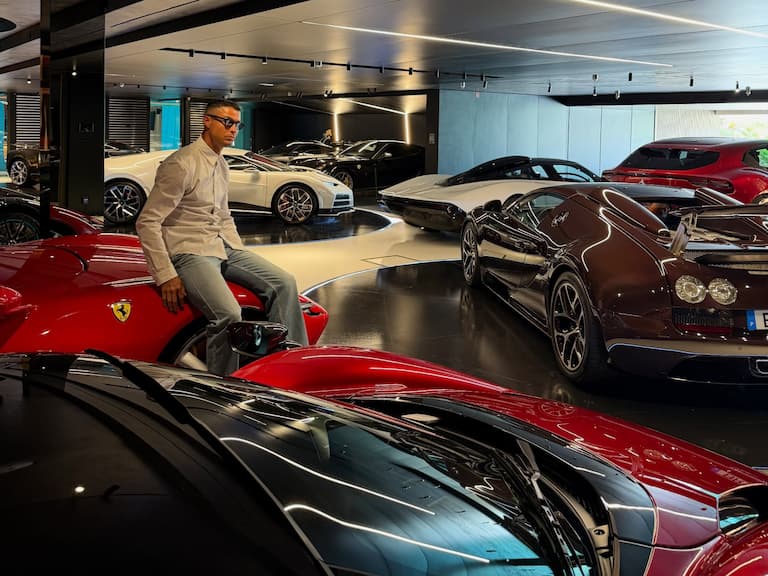 C羅突曬「夢幻車庫收藏」引全球網友朝聖！Bugatti、Ferrari⋯總價破億根本男人天堂！