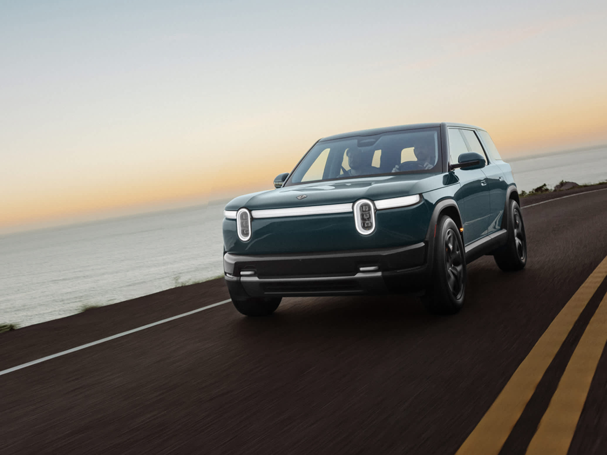 Rivian R2 三位數高溫狂飆測試！0-60加速3.4秒 甩尾甩到輪胎爆