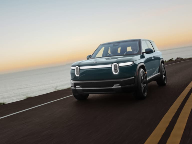Rivian R2 三位數高溫狂飆測試！0-60加速3.4秒 甩尾甩到輪胎爆