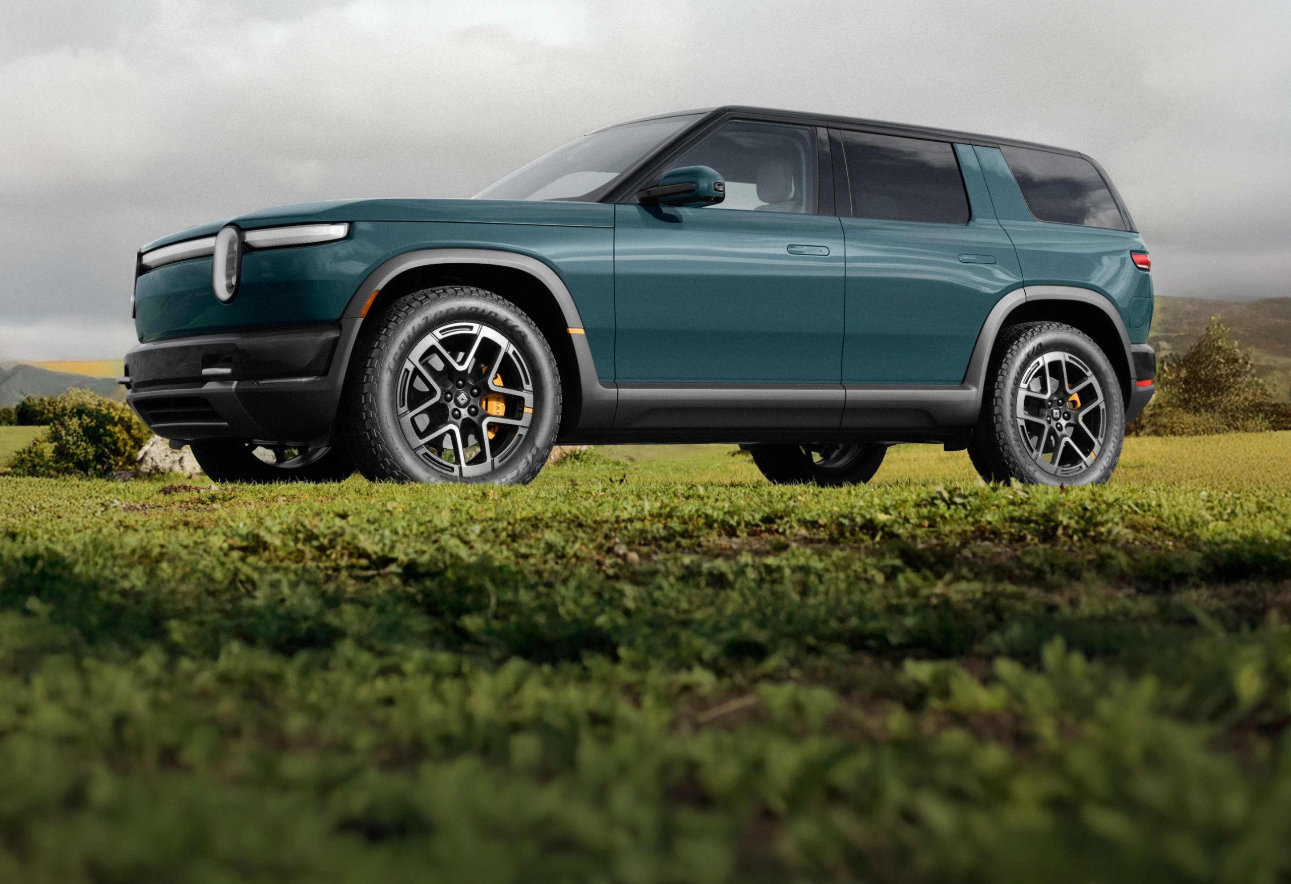 Rivian R2 三位數高溫狂飆測試!0-60加速3.4秒 甩尾甩到輪胎爆