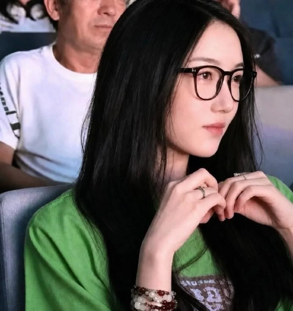 王菲女兒李嫣身高 175 近照曝光!網驚呼:「越來越像媽媽!」