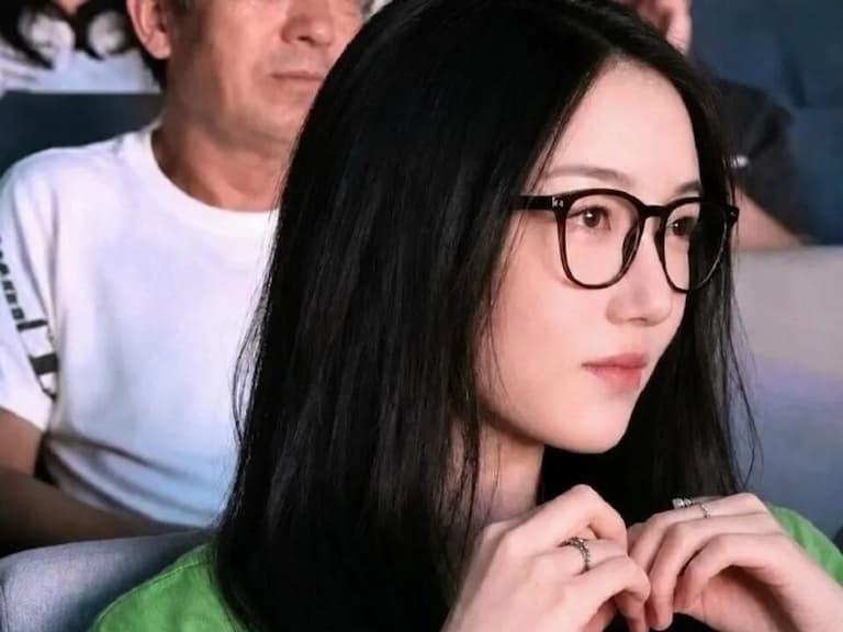王菲女兒李嫣身高 175 近照曝光!網驚呼:「越來越像媽媽!」