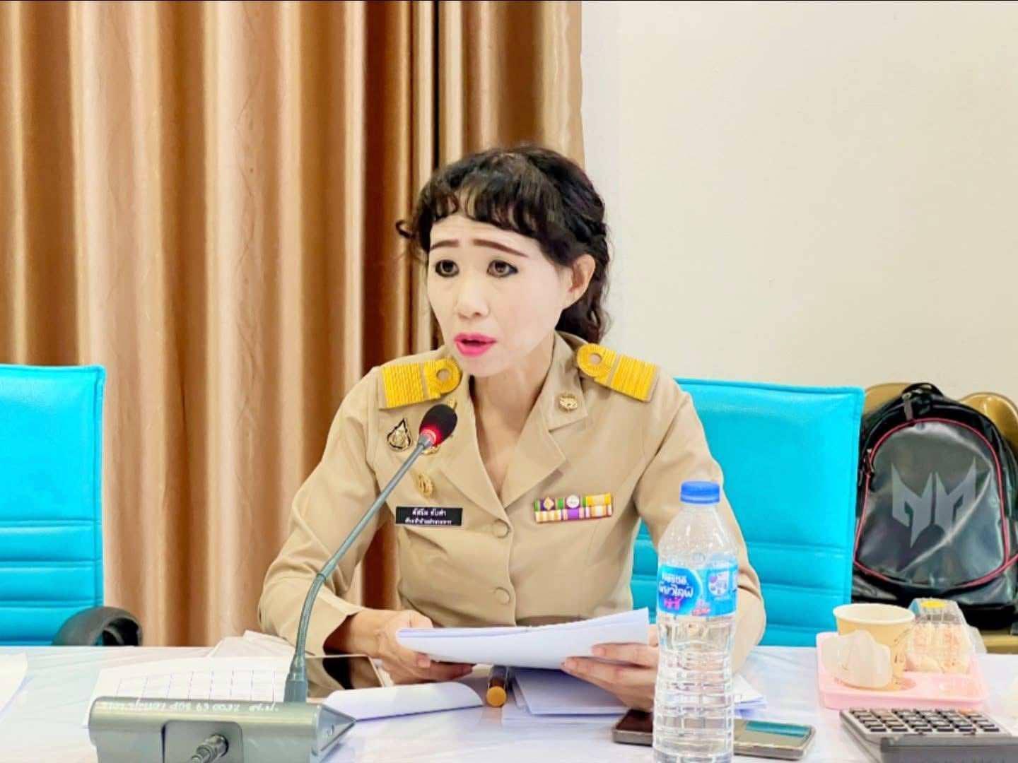 泰國女公務員濃妝意外爆紅！網驚：「完全移不開視線！」