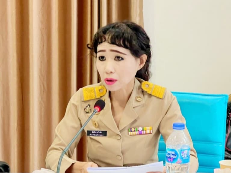 泰國女公務員濃妝意外爆紅！網驚：「完全移不開視線！」