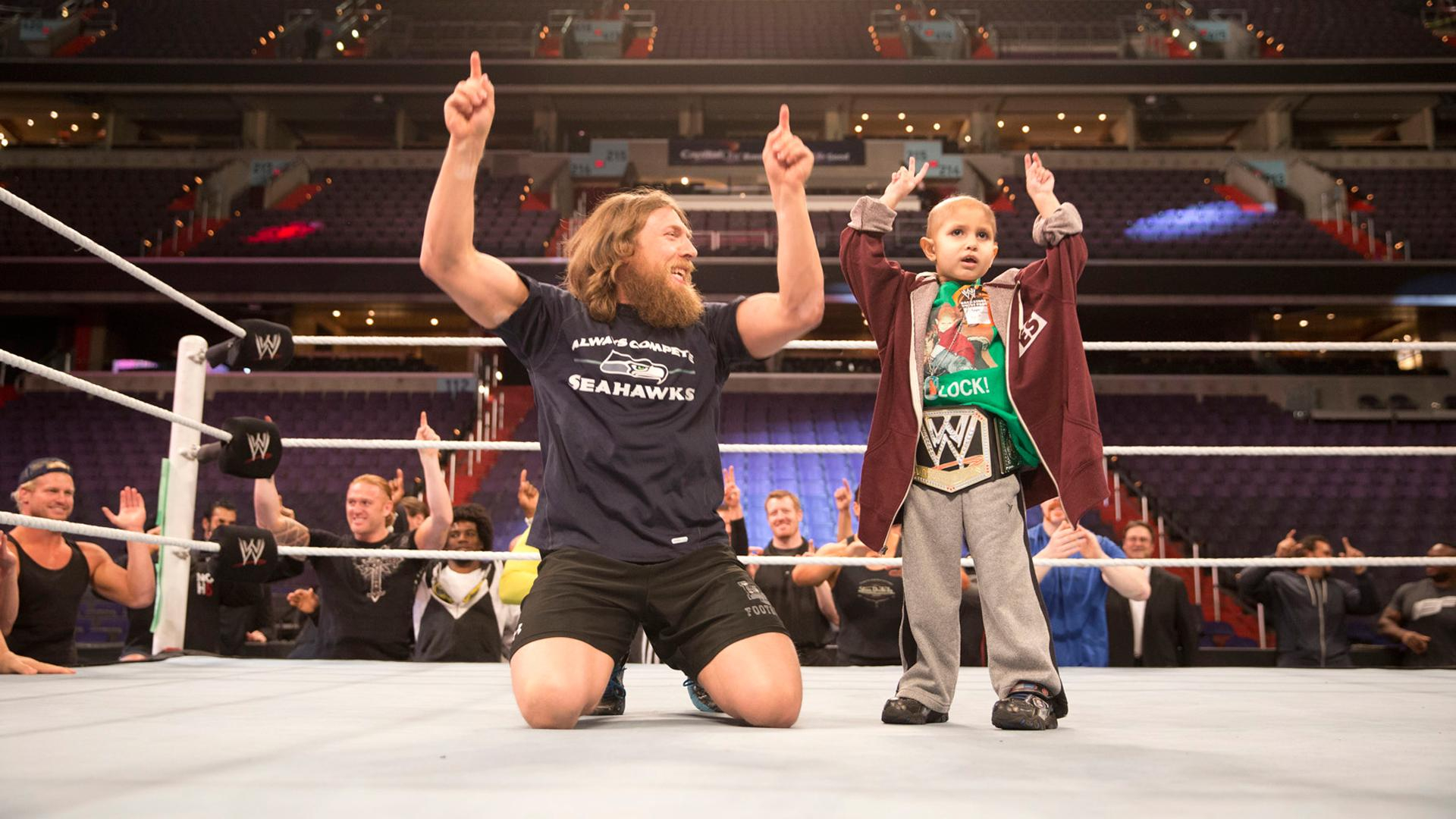 WWE/Triple H 幫癌症男童圓夢再掀討論!全力飾演反派被擊倒、暖哭脆友直呼「太感動!」