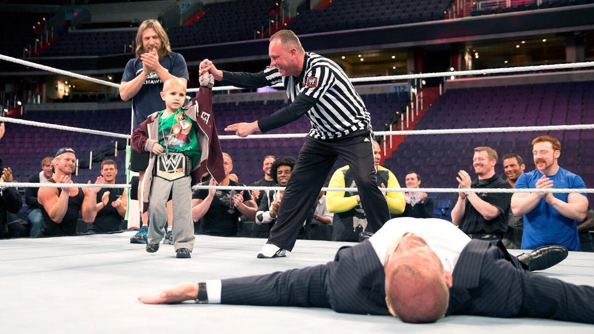 WWE/Triple H 幫癌症男童圓夢再掀討論!全力飾演反派被擊倒、暖哭脆友直呼「太感動!」
