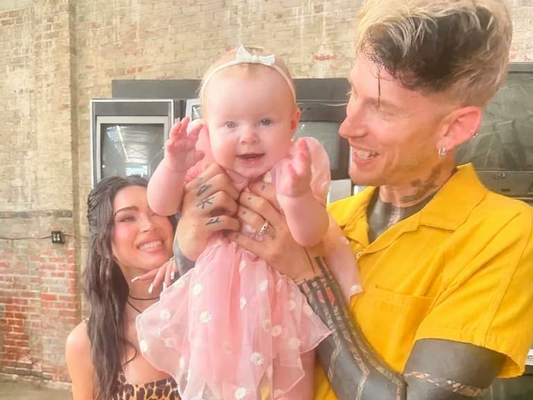 梅根福克斯 Megan Fox 與 MGK 女兒 Saga 罕見露面！1 歲萌娃一聲「Hi」融化全網！