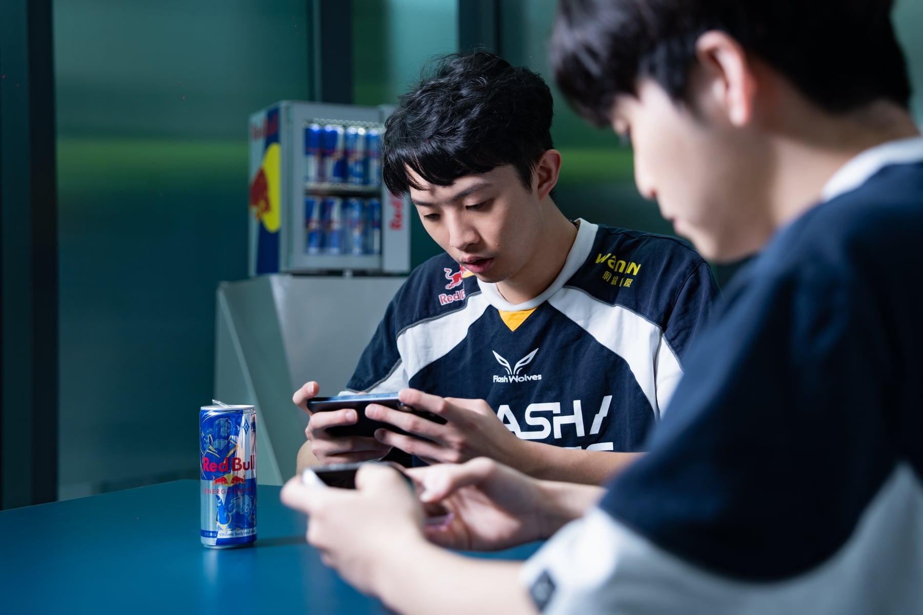 Red Bull ✕《傳說對決》10 週年聯名罐重磅登場!閃電狼搶先開箱,弗洛倫與筱清首度同框!