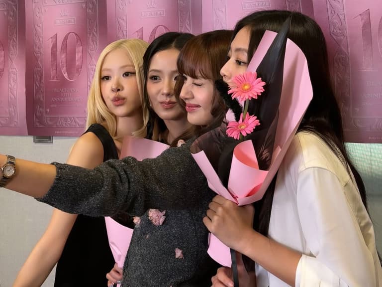 BLACKPINK 10週年風波！Jisoo落淚二度道歉 Lisa罕見發聲：一起面對