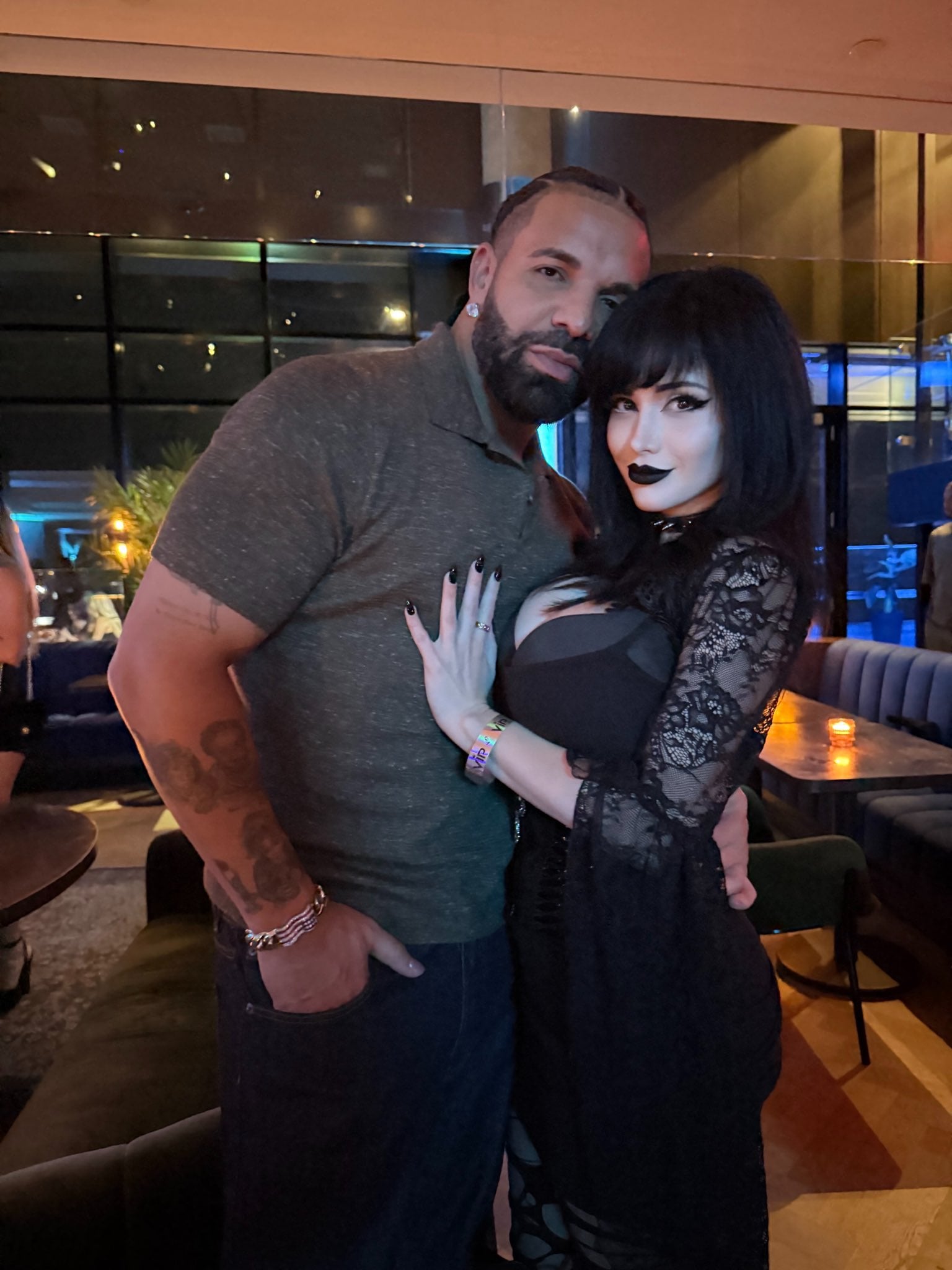 Drake 終於找到夢中情人?去年才喊話想娶「哥德辣妹」,如今直播遇到本尊直接學狗叫!