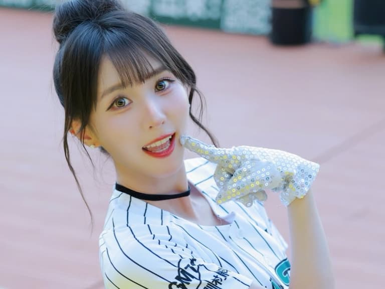 ET（怡婷）跳藍色風暴驚豔全場！美貌兼具殺氣的 Wing Stars 寶藏！【野生抓正妹】