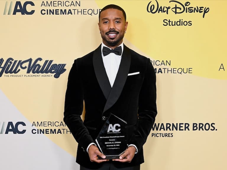 麥可·B·喬丹 Michael B. Jordan 爆戀情！與 Raye 同遊樂園共乘雲霄飛車掀熱議！