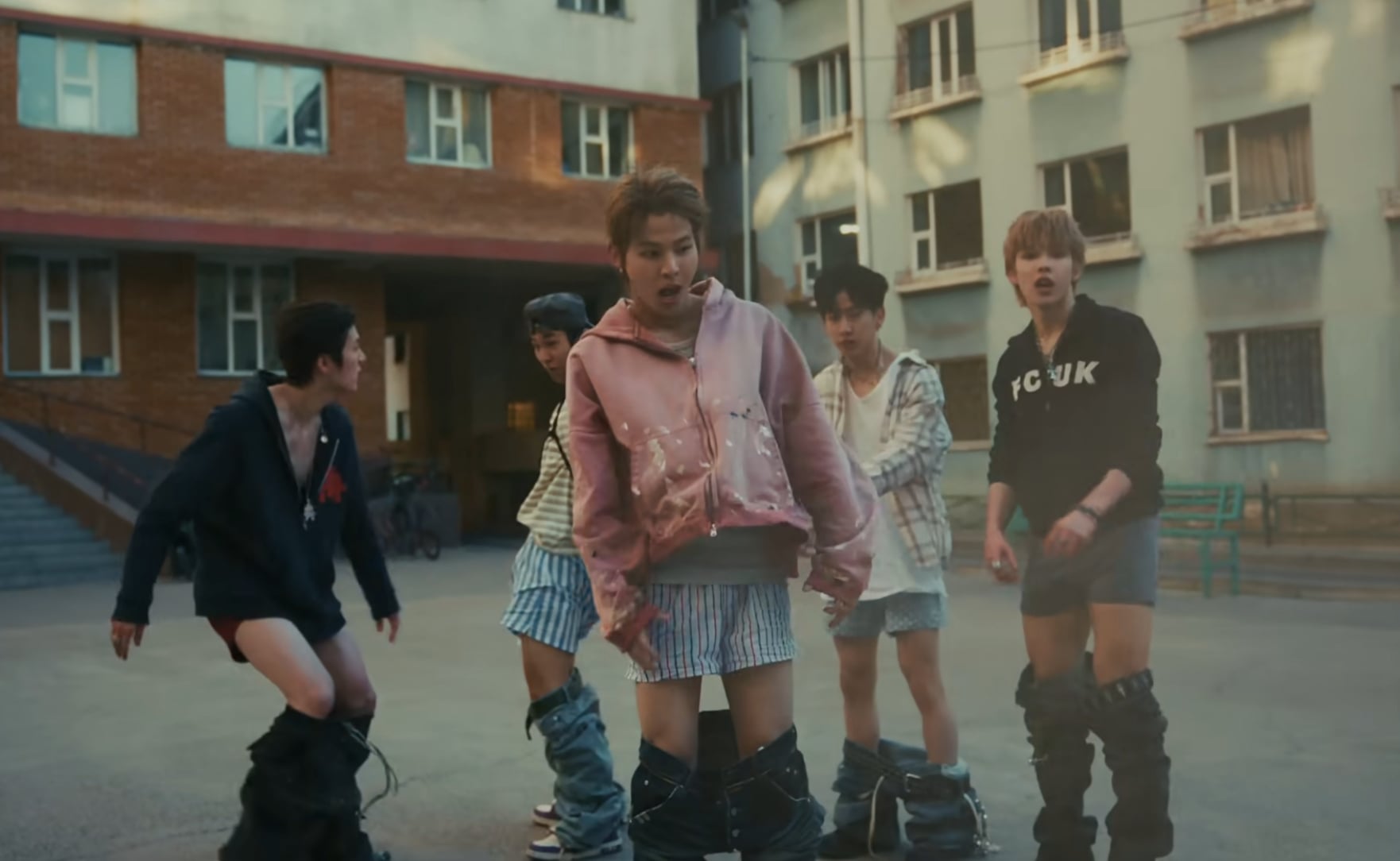 WAYF BOYS 怎麼了?成員戀愛、MV 脫褲⋯爭議懶包人一次看!