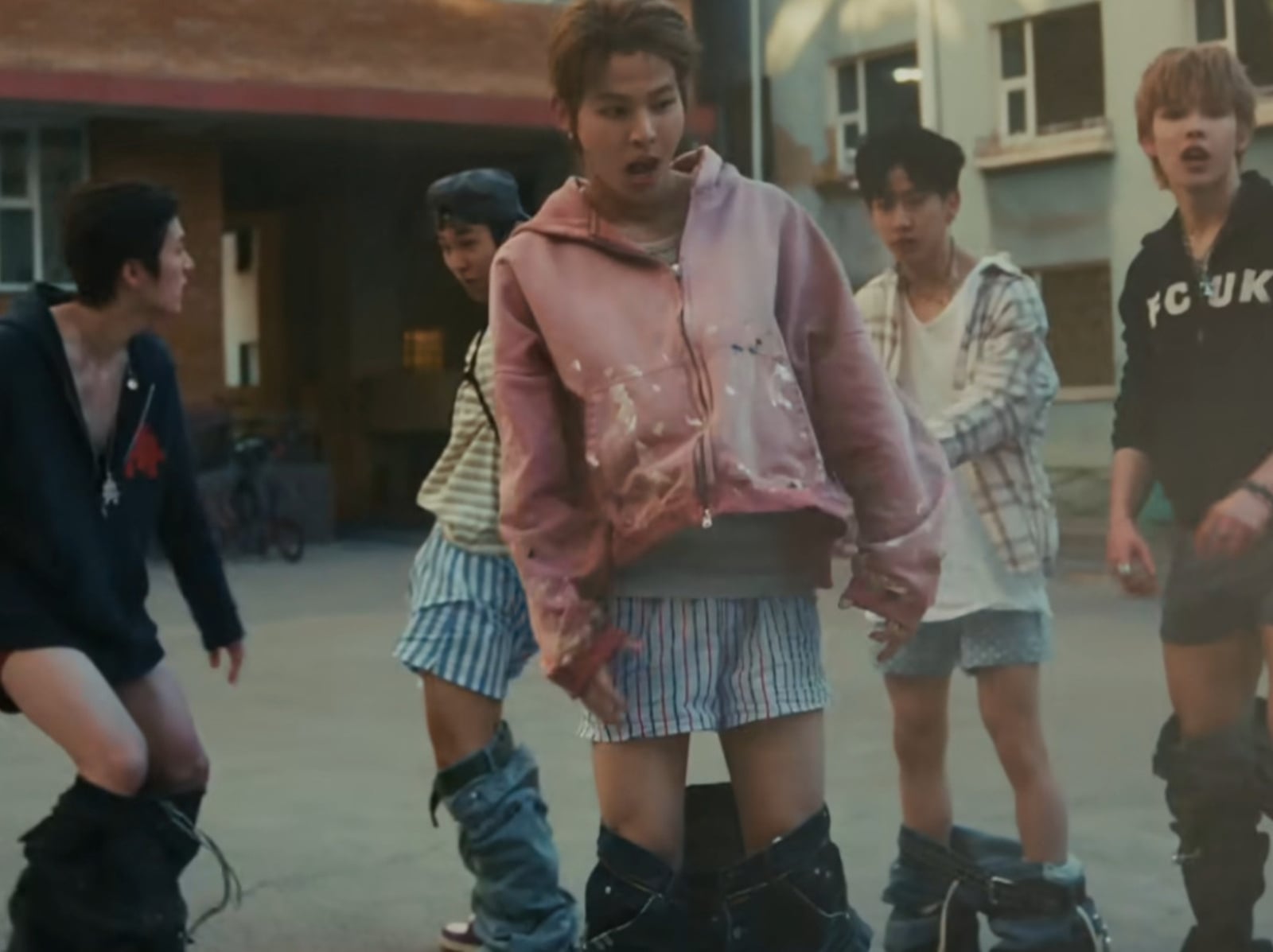 WAYF BOYS 怎麼了？成員戀愛、MV 脫褲⋯爭議懶包人一次看！