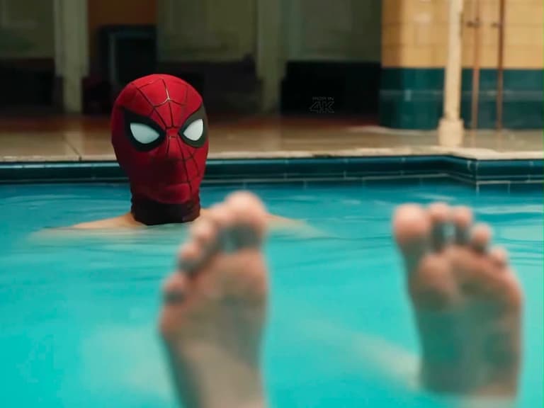 《蜘蛛人：重生日》湯姆霍蘭德 Tom Holland 童年泡澡姿勢神還原！今昔對比萌翻網友：「從小到大都沒變！」