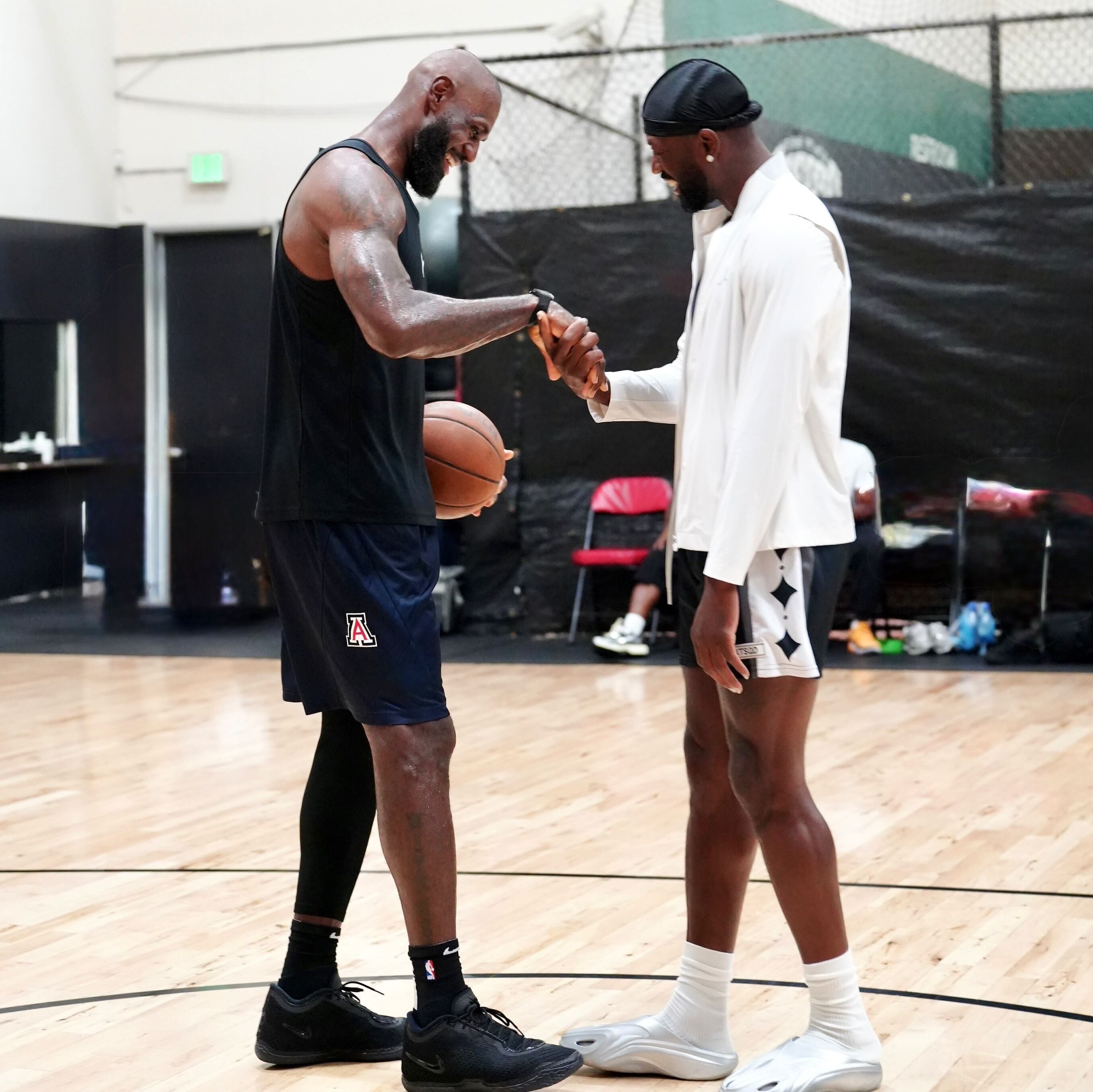 NBA/詹皇與 D-Wade 練球同框引熱議!LeBron 24 簽名鞋測試版清楚現身,有望 2026 秋季正式登場!