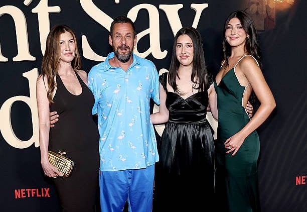 亞當山德勒 Adam Sandler 攜妻女紅毯亮相！17歲女兒桑妮首映搶鏡，翡翠綠禮服閃耀全場！
