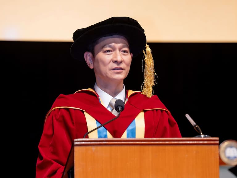 劉德華 64 歲獲頒榮譽博士！校長盛讚：「AI 永遠取代不了他！」