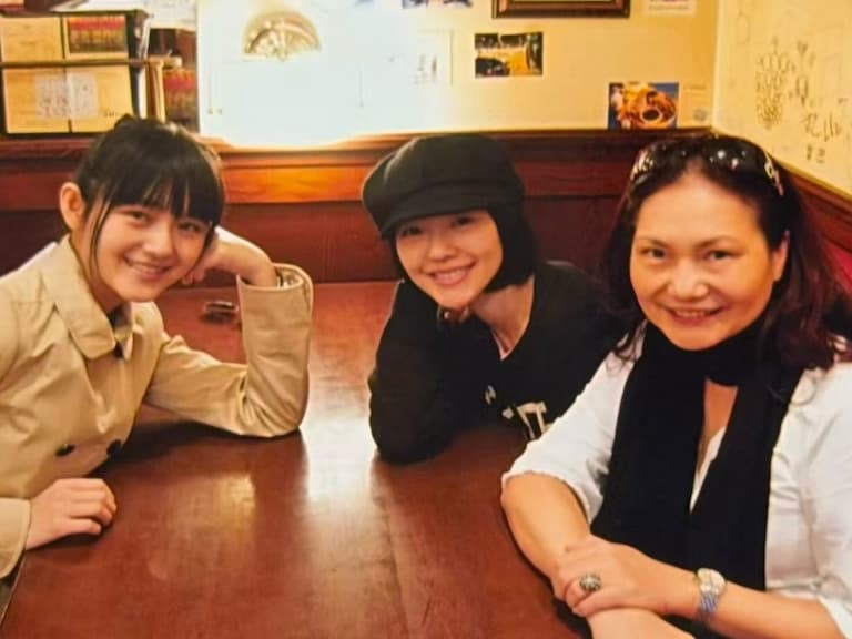 大 S 離世逾一年小 S 深夜思念姊姊！曬母女 3 人舊照：「實在是好想妳！」