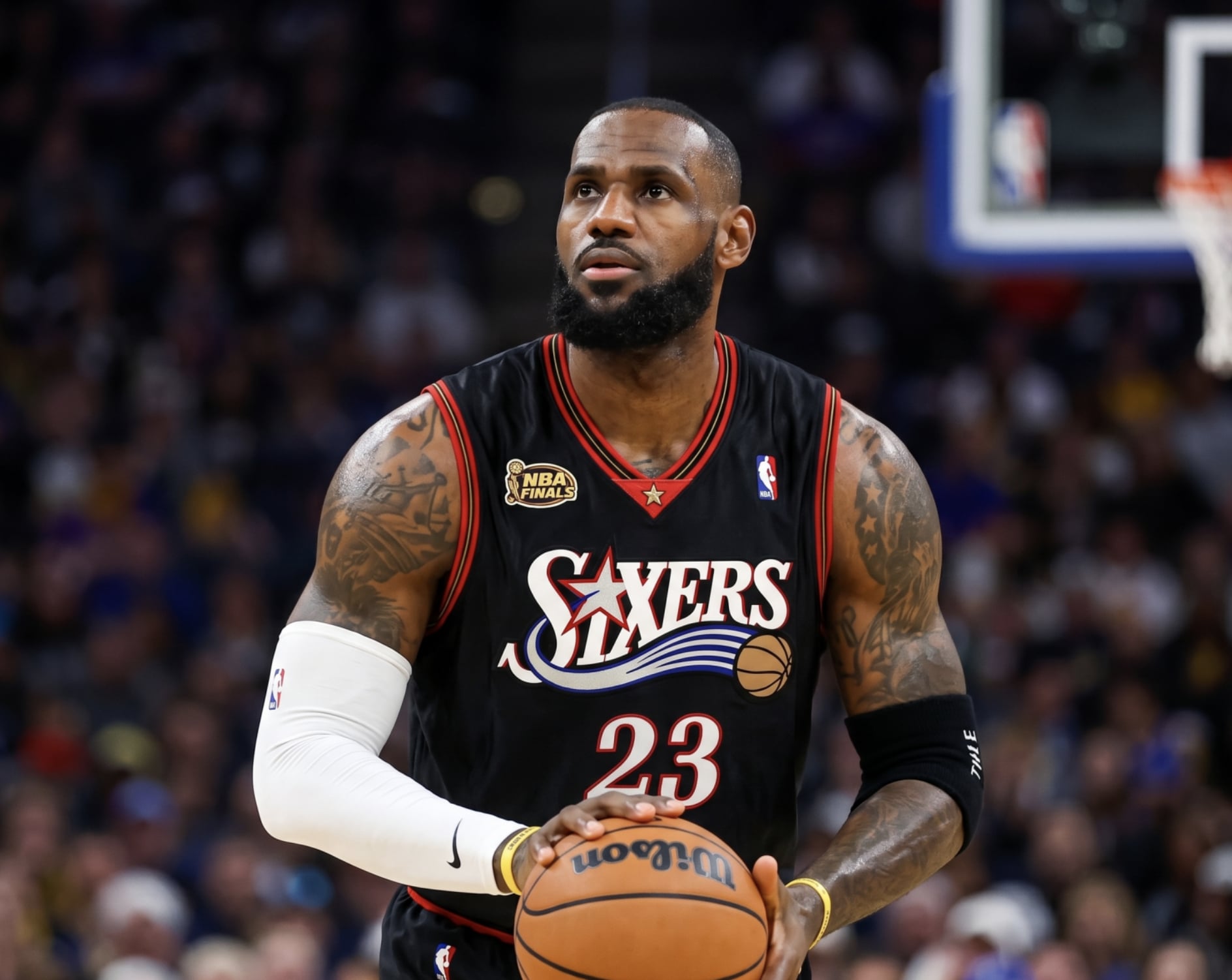 NBA/LeBron James 76人新賽季球衣配置曝光!Iverson 經典黑色戰袍卻消失?網喊:「最不該拿掉的一件」