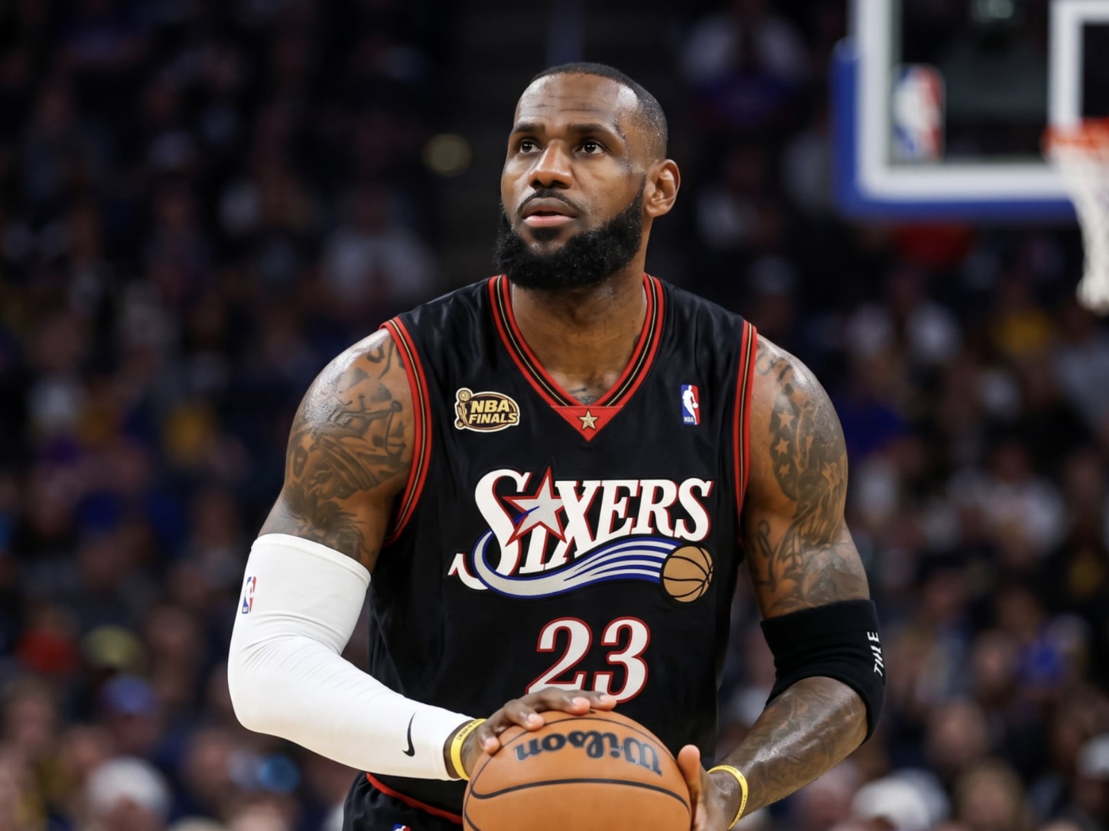 NBA／LeBron James 76人新賽季球衣配置曝光！Iverson 經典黑色戰袍卻消失？網喊：「最不該拿掉的一件」