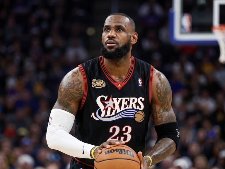 NBA／LeBron James 76人新賽季球衣配置曝光！Iverson 經典黑色戰袍卻消失？網喊：「最不該拿掉的一件」