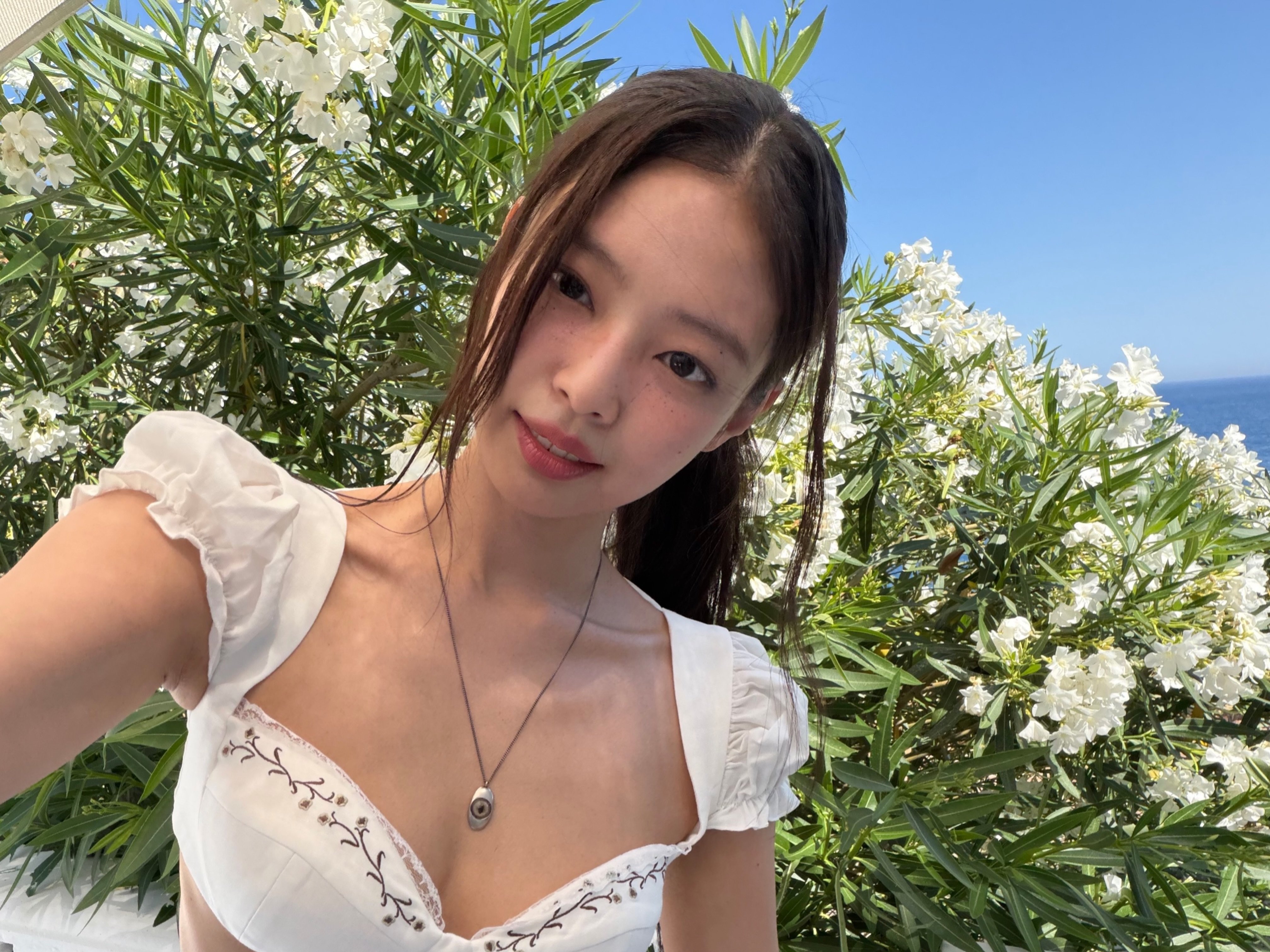 BLACKPINK 10 週年風波後 Jennie IG 首曬近況！海邊全白造型美翻全網！