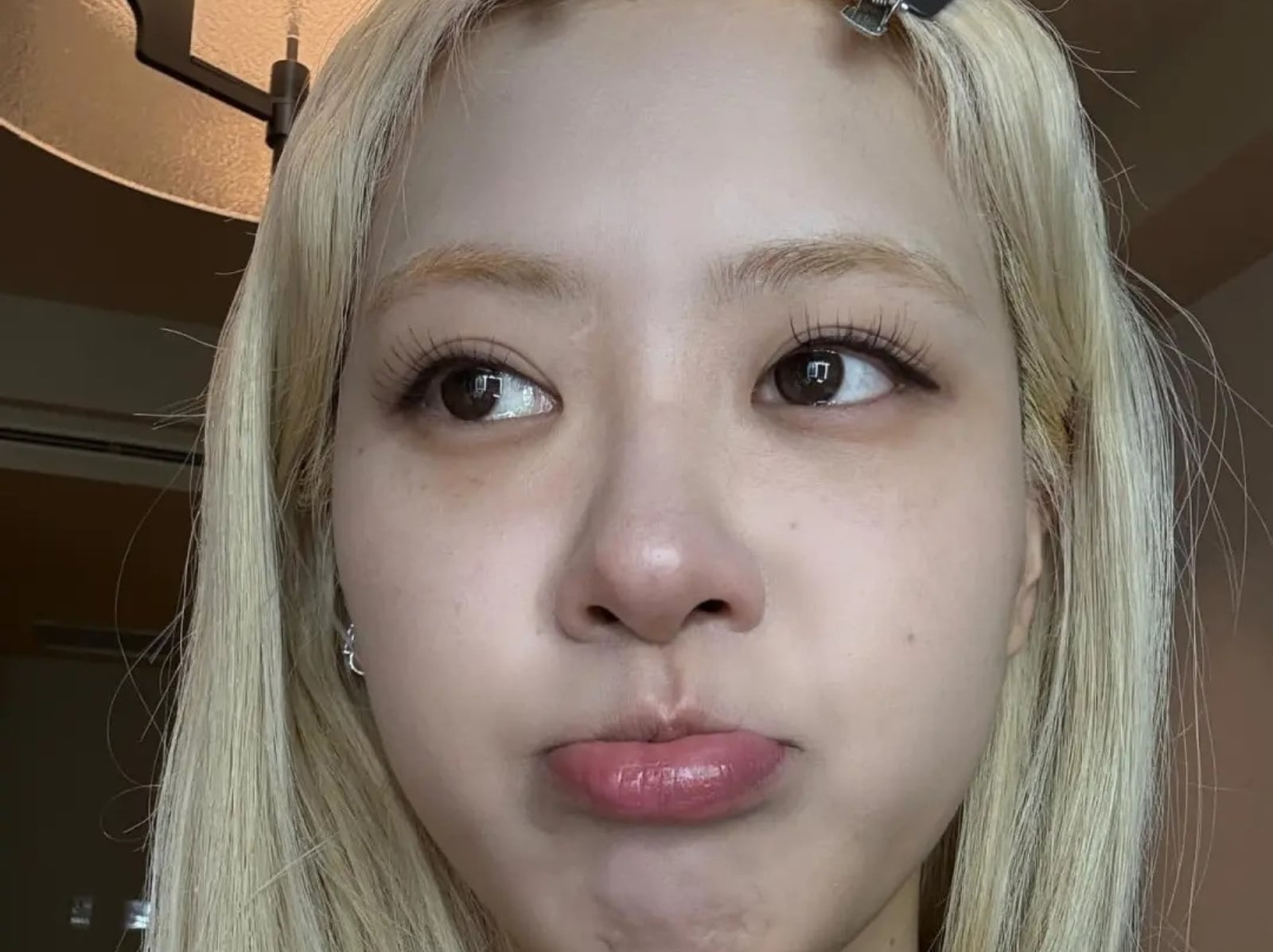 BLACKPINK Rosé 口臭傳聞引熱議！Lisa 玩笑被放大，粉絲還原：「只是玩梗！」