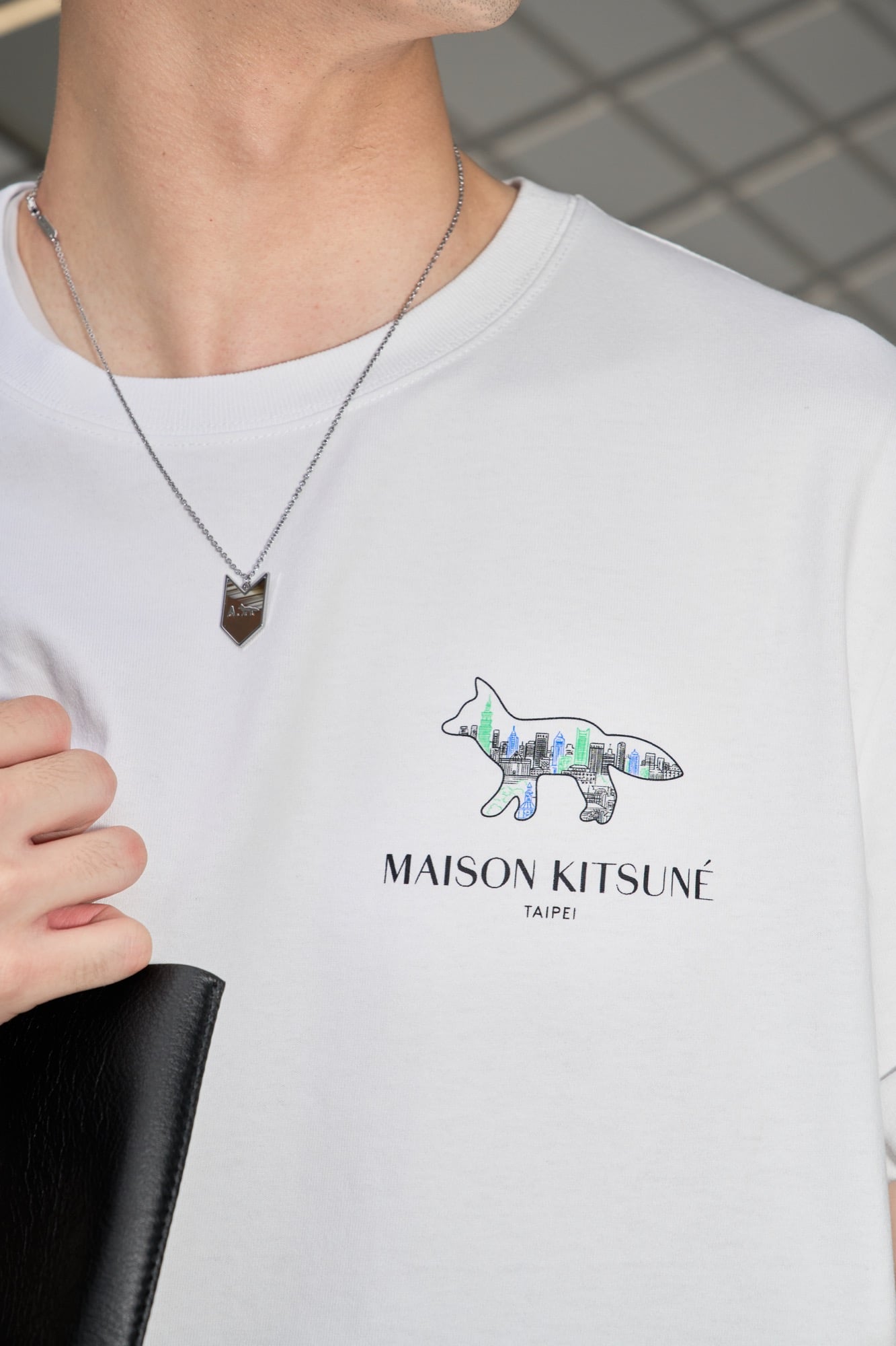 Maison Kitsuné 推出台北城市限定T恤!101大樓藏進小狐狸身體、刺繡工藝狂讚必收!