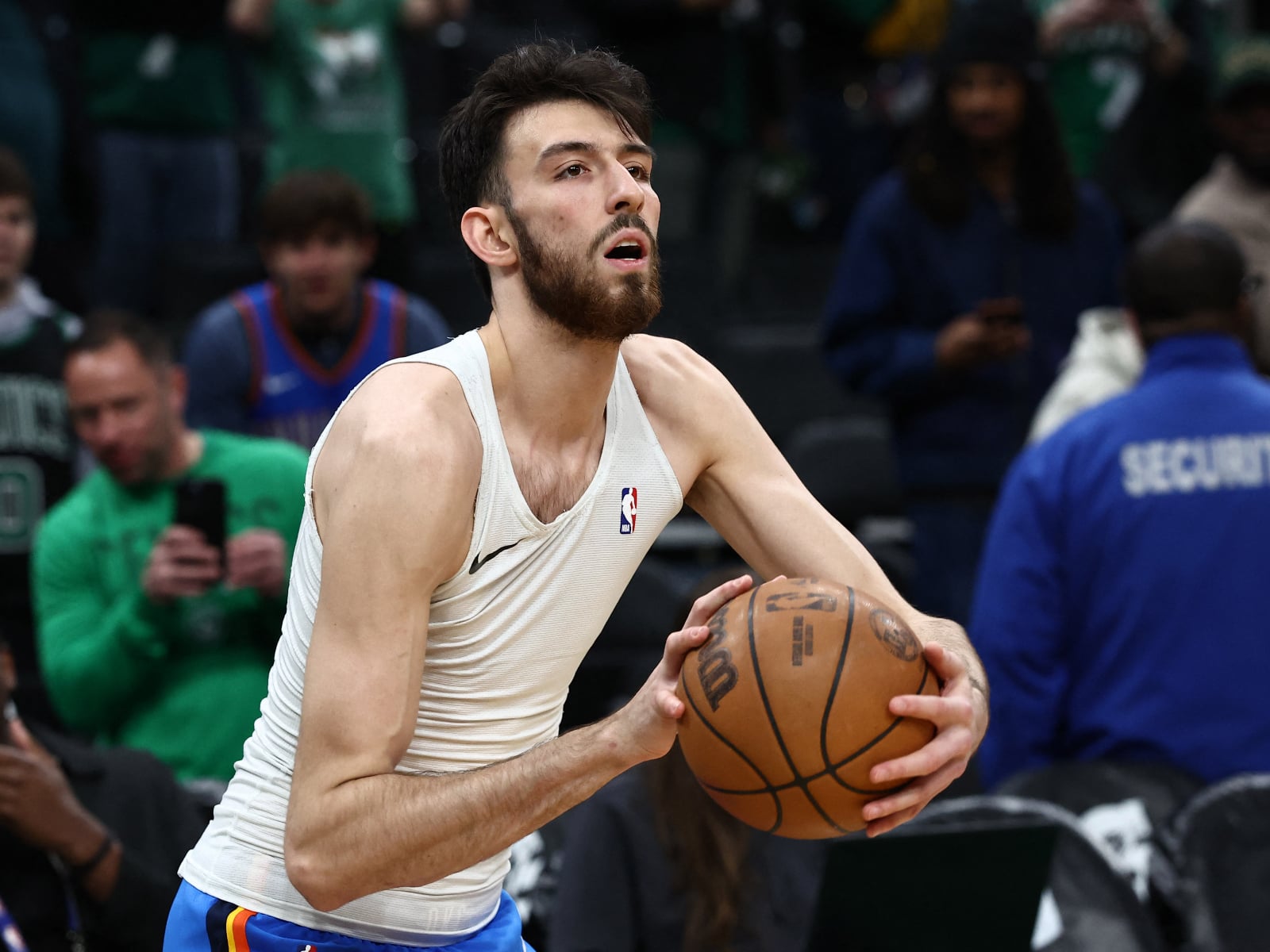 NBA／Chet Holmgren 曬健身照秀壯碩身材！手握「5 磅啞鈴」網友笑虧：「你只是瘦而已！」