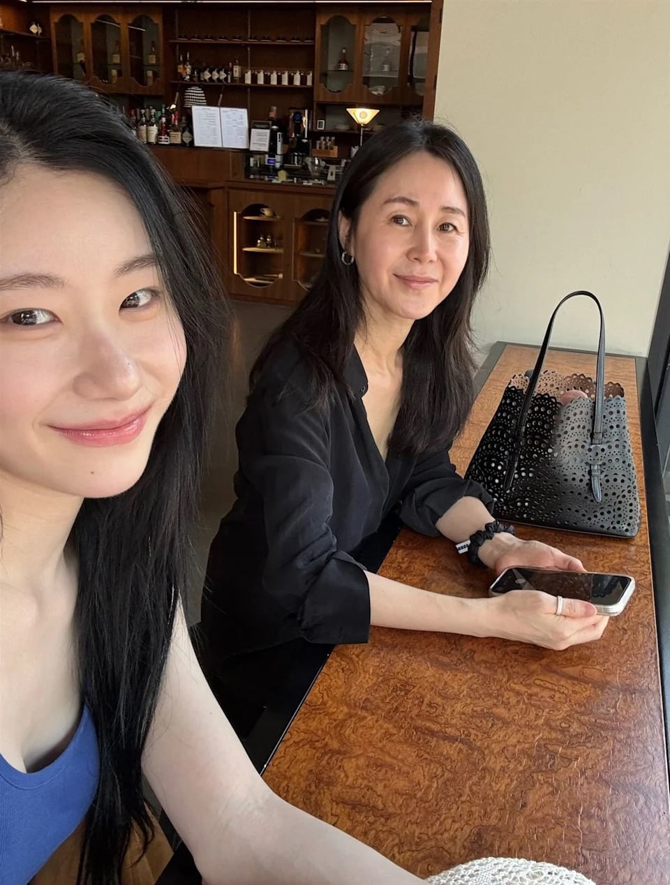 ITZY 彩領演唱會抱母親痛哭真相曝光!媽媽發文證實認罹癌,樂觀喊話:「要笑得更多!」