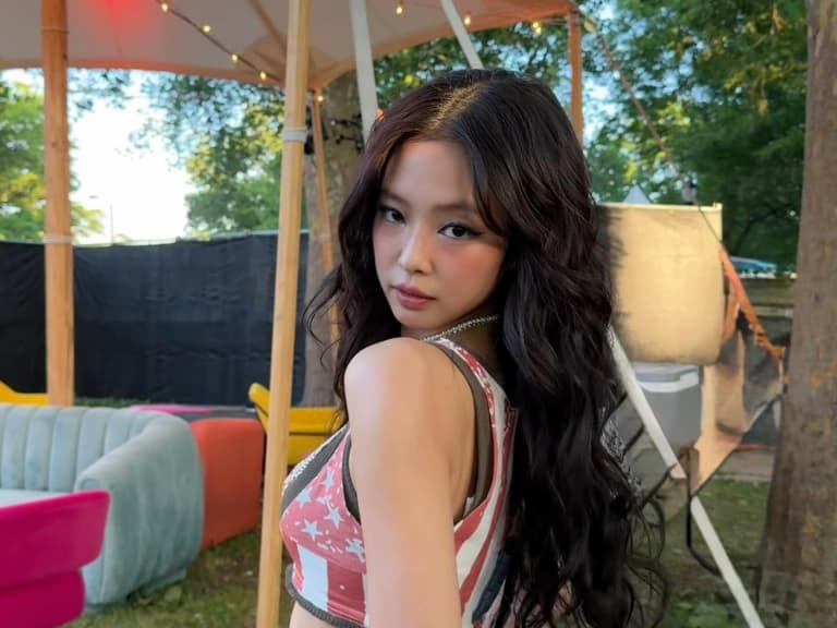 BLACKPINK Jennie 演出爆走光！胸前黑影掀熱議，網友兩派論戰！