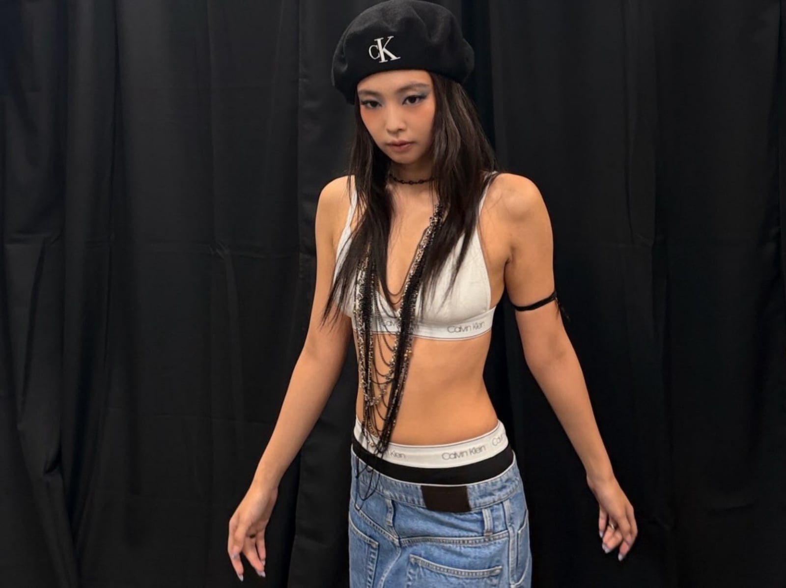BLACKPINK Jennie 身高 163 公分 CK 牛仔褲「反穿」成亮點！引網掀模仿風潮！