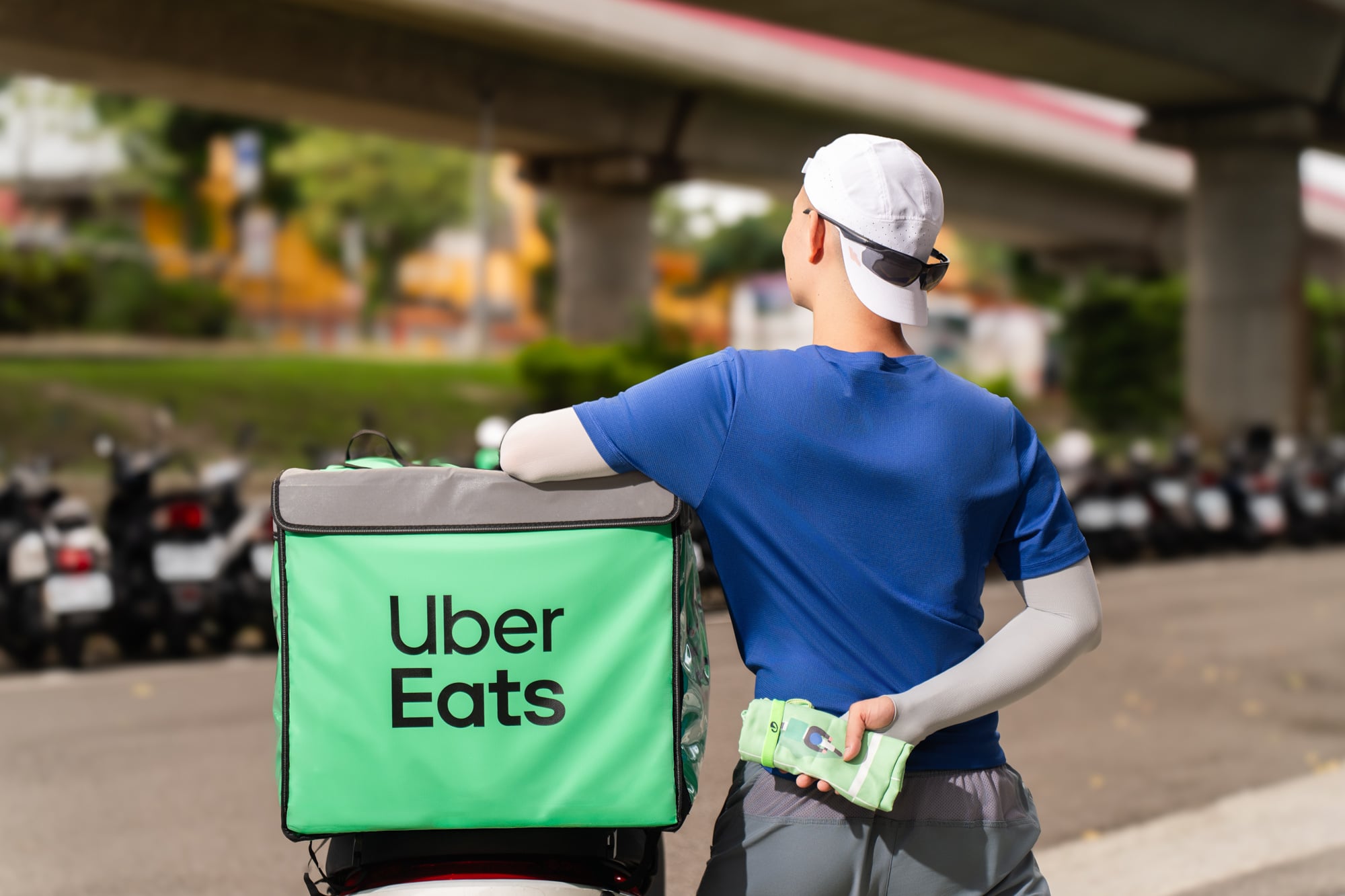 Uber Eats × 迪卡儂首度聯名!限量「酷夏騎行禮盒」免費送、防曬袖套、會員點數⋯一次看!
