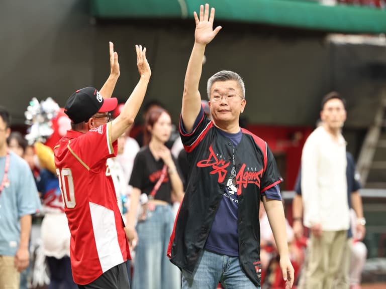 中職／台啤妹遭球迷「鹹豬手」摟腰引網砲轟！蔡其昌震怒「永遠禁止進場！」