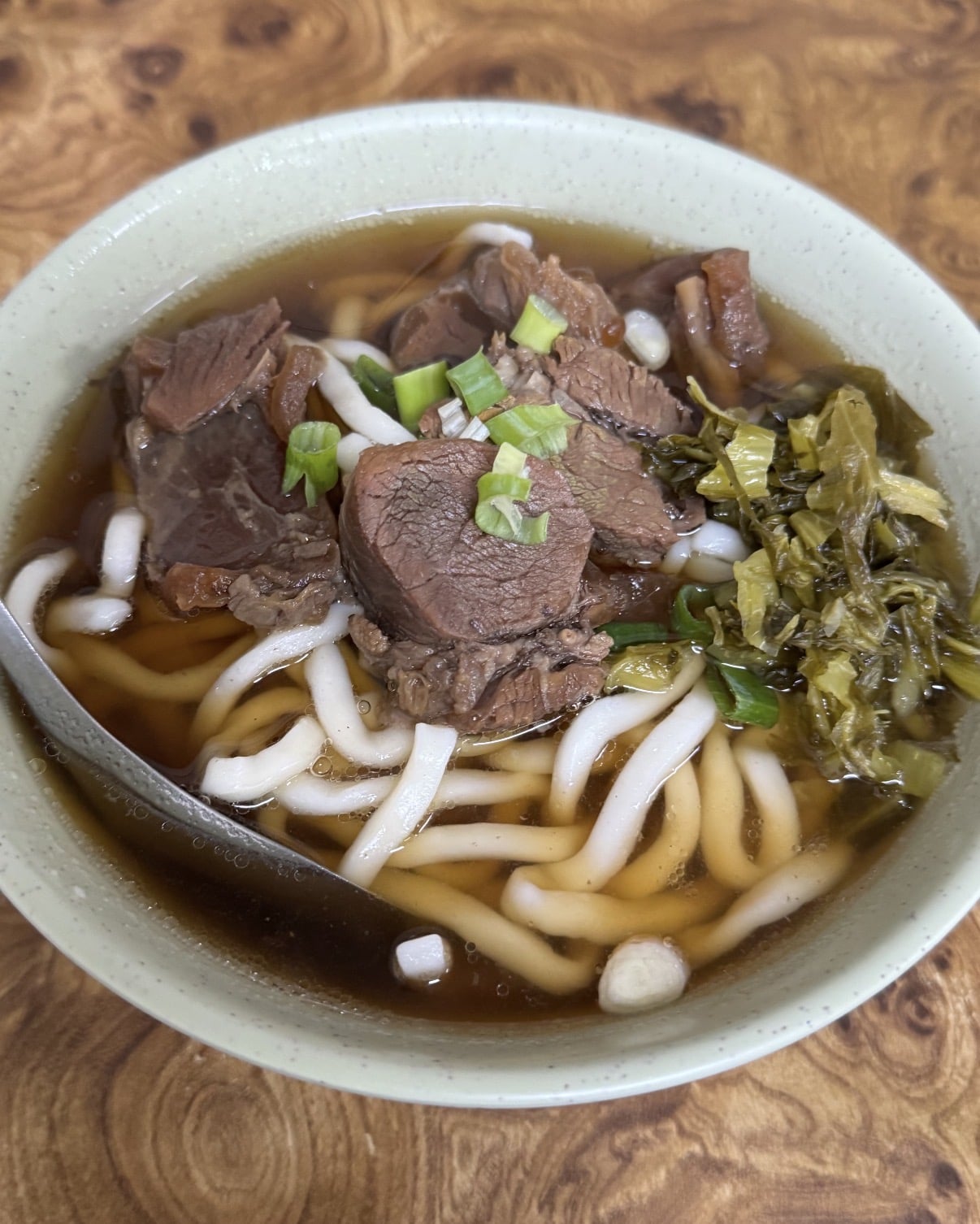 Joeman 凌晨要求蕭伊煮牛肉麵引爭議！台北 5 間宵夜牛肉麵推薦，半夜想吃這裡超推！