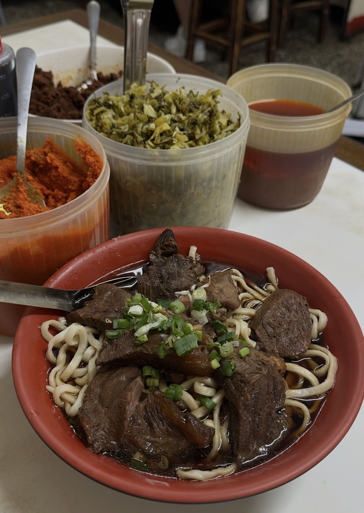 Joeman 凌晨要求蕭伊煮牛肉麵引爭議！台北 5 間宵夜牛肉麵推薦，半夜想吃這裡超推！